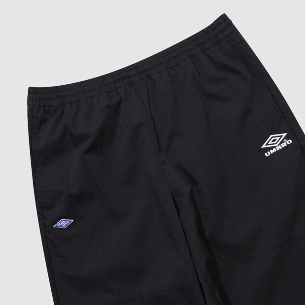 엄브로(UMBRO) HBL 로얄 컬리지 와이드 & 조거 2WAY 우븐 팬츠 블랙(UQ321CPT99)