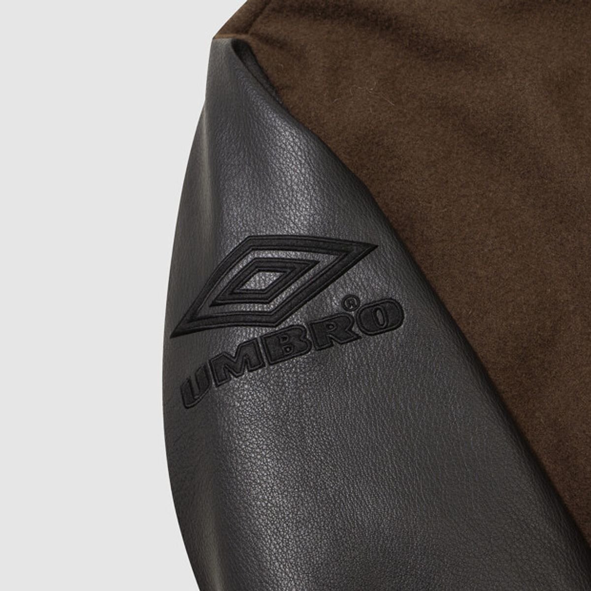 엄브로(UMBRO) HBL 로얄 컬리지 프리미엄 바시티 자켓 브라운(UQ321CPJ98)