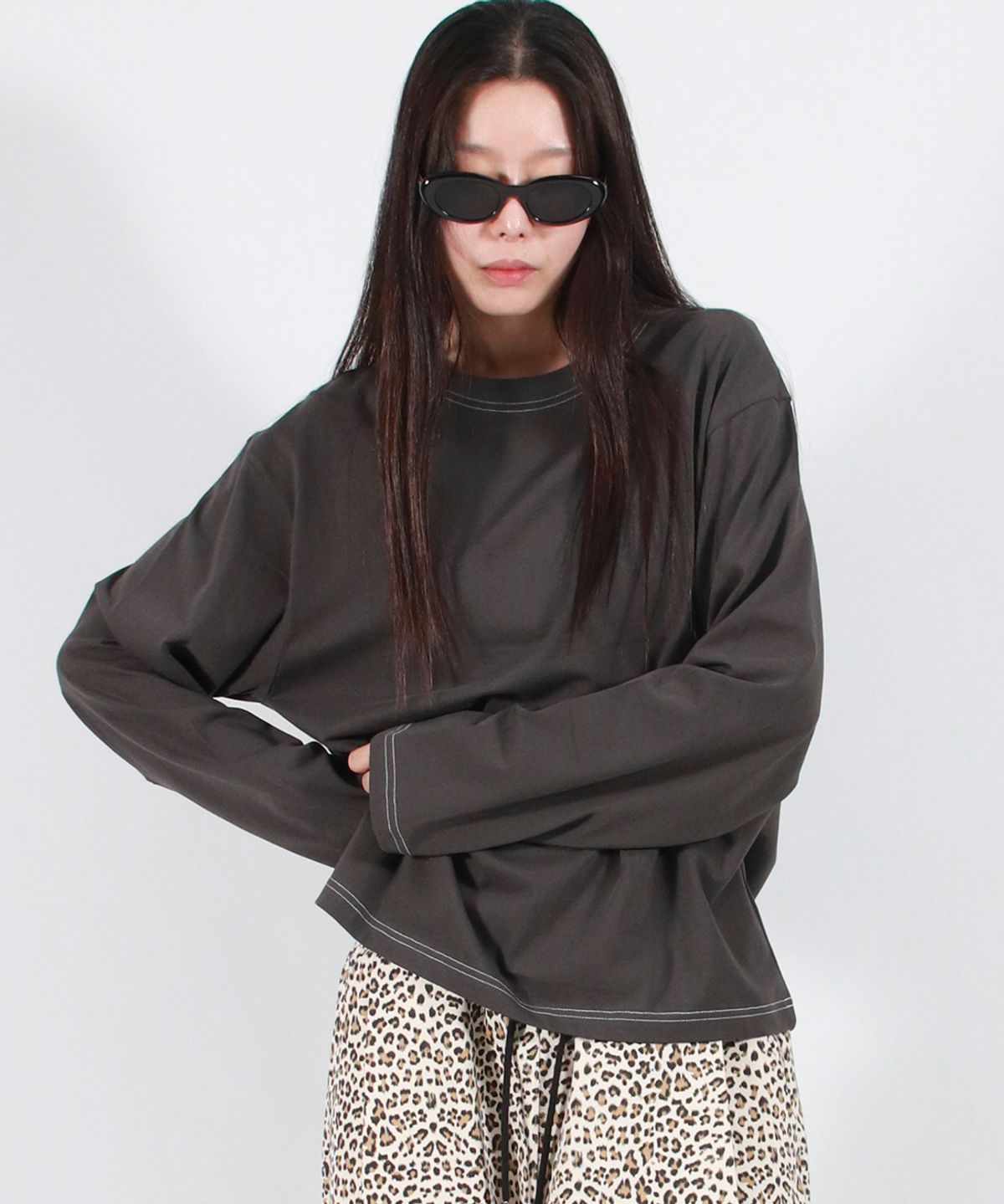 드마크(DEMARC) OUTSTITCH LOOSE FIT LONG SLEEVE TEE - Charcoal