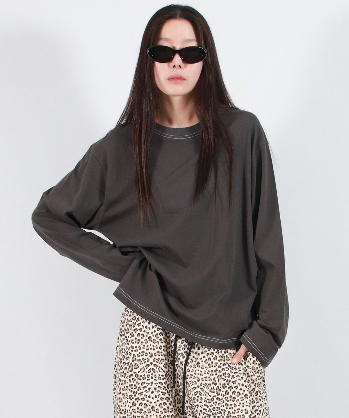 드마크(DEMARC) OUTSTITCH LOOSE FIT LONG SLEEVE TEE - Charcoal
