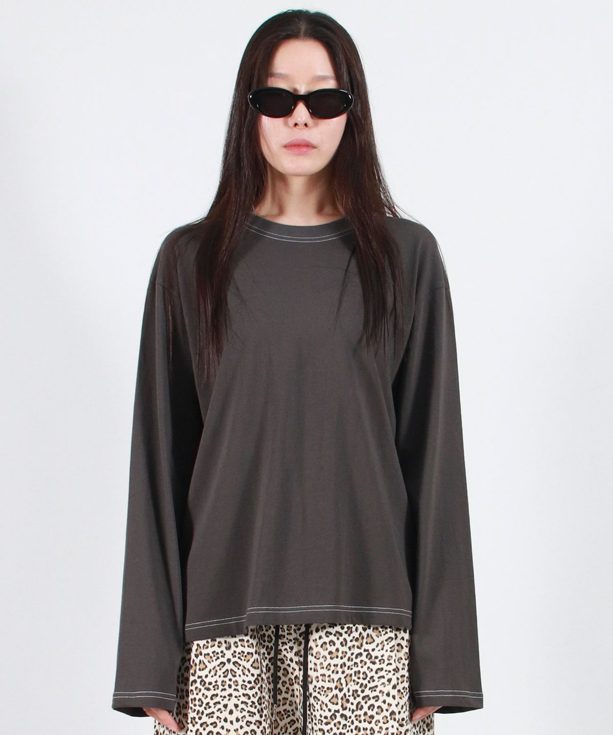 드마크(DEMARC) OUTSTITCH LOOSE FIT LONG SLEEVE TEE - Charcoal