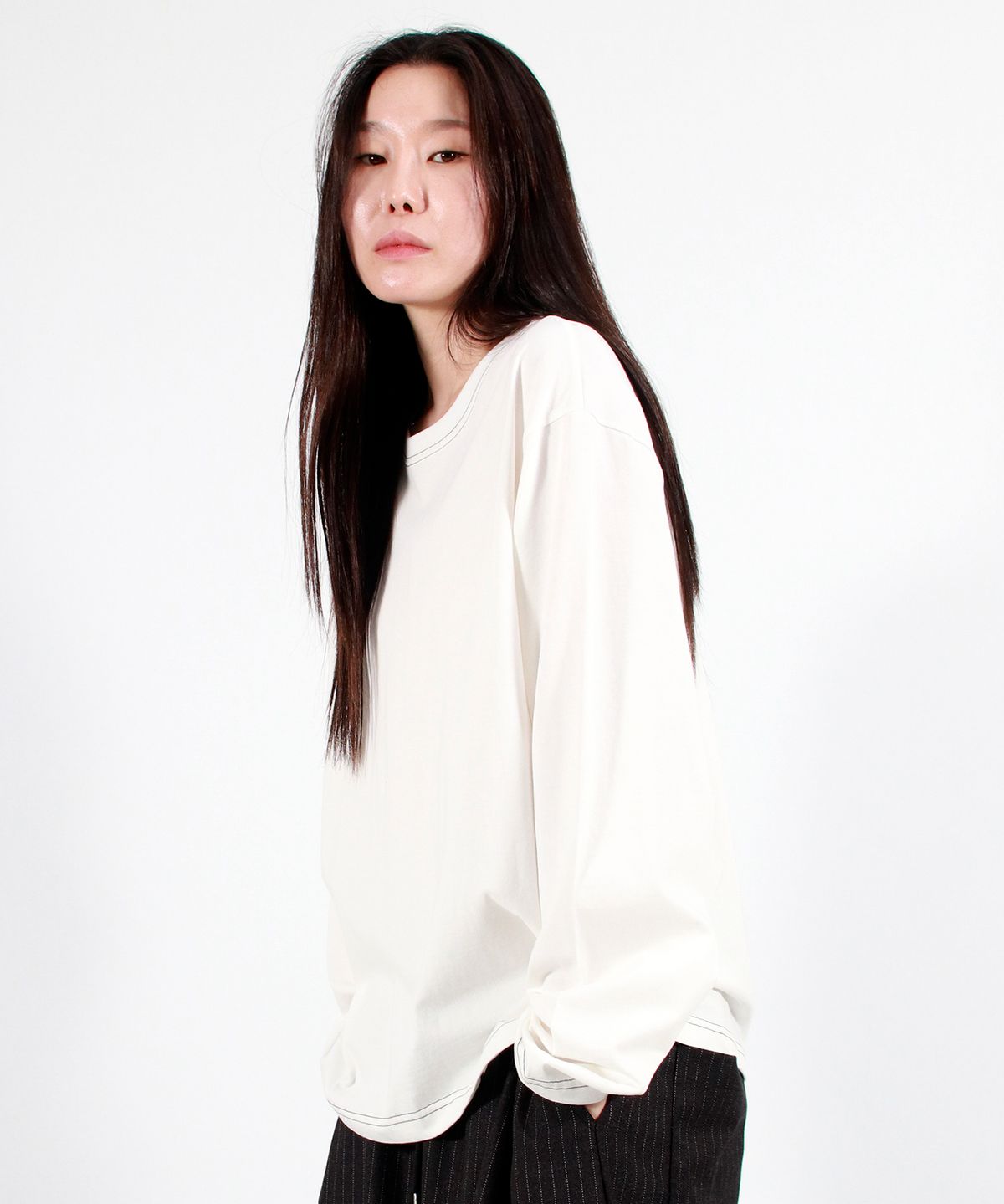 드마크(DEMARC) OUTSTITCH LOOSE FIT LONG SLEEVE TEE - White