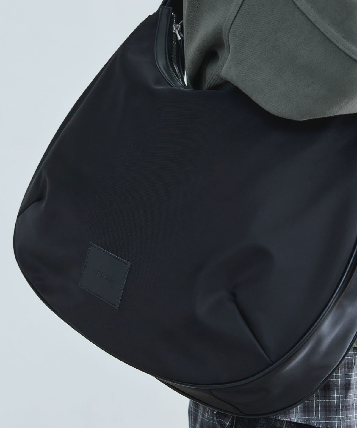 메종미네드(MAISON MINED) BIG SIDE STRAP HOBO BAG BLACK
