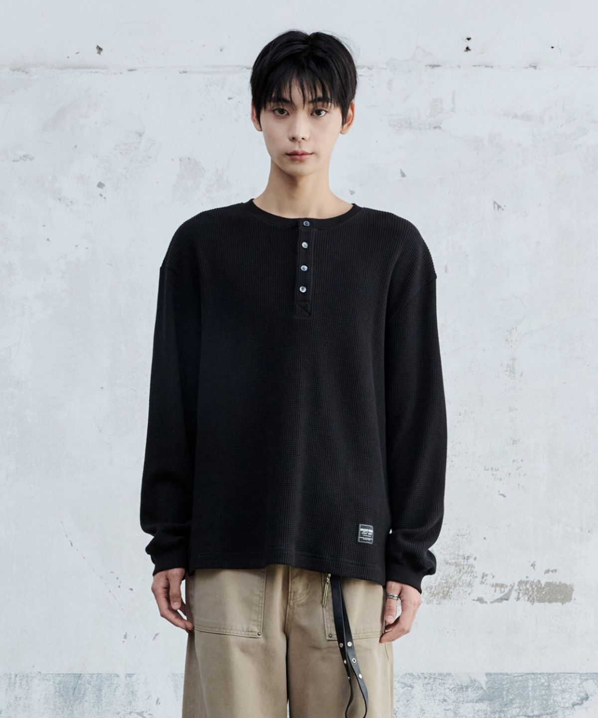 메종미네드(MAISON MINED) BASIC WAFFLE HENLEY NECK BLACK