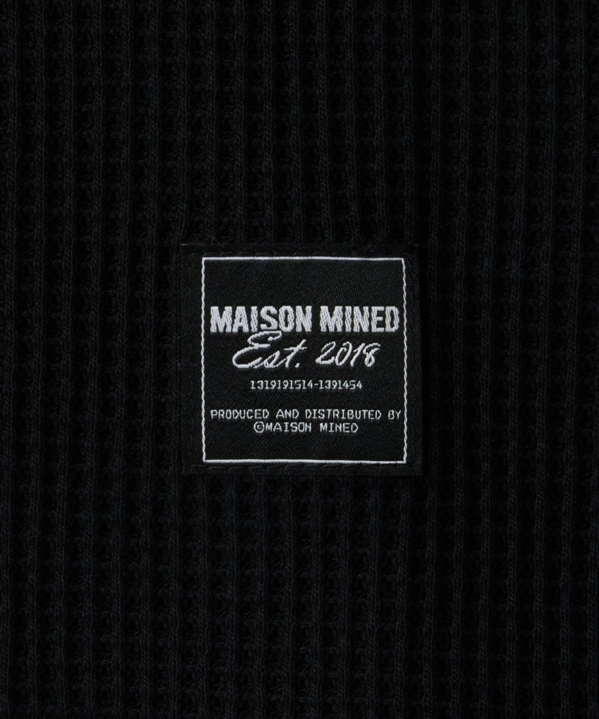 메종미네드(MAISON MINED) BASIC WAFFLE HENLEY NECK BLACK