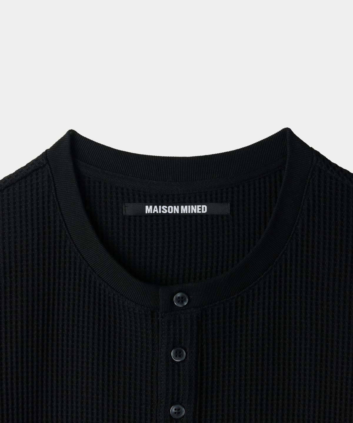 메종미네드(MAISON MINED) BASIC WAFFLE HENLEY NECK BLACK