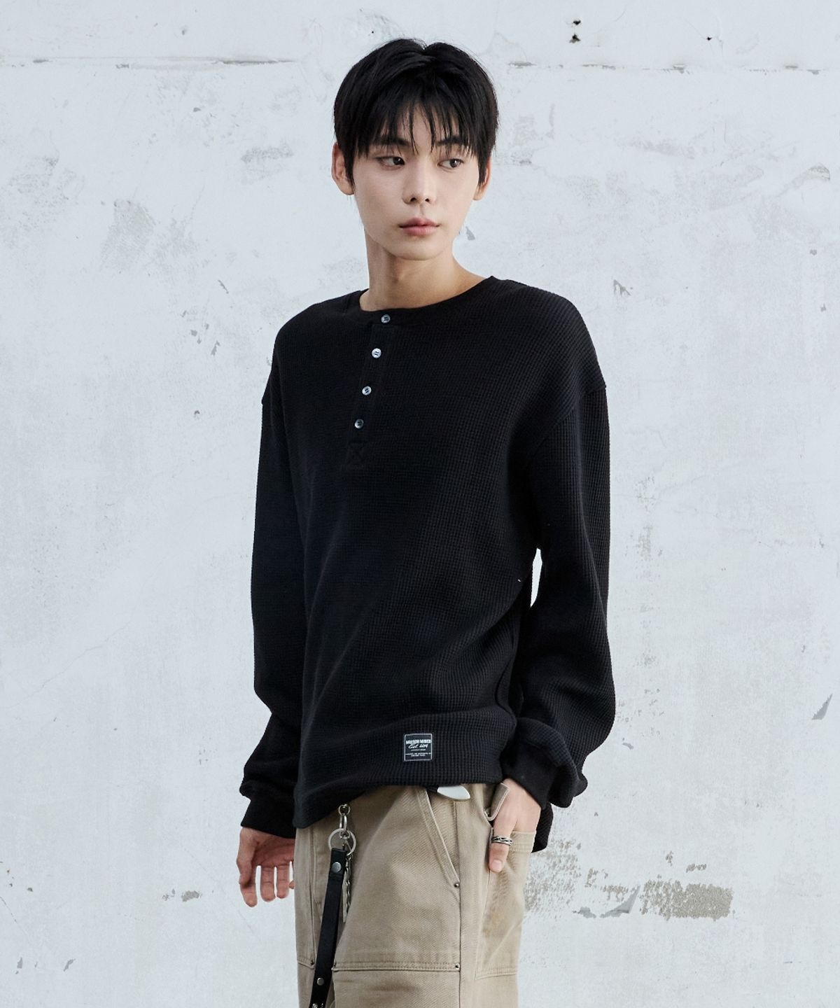 메종미네드(MAISON MINED) BASIC WAFFLE HENLEY NECK BLACK