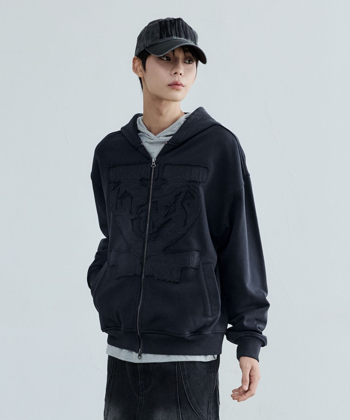 메종미네드(MAISON MINED) DOODLE HEART APPLIQUE HOOD ZIP UP NAVY