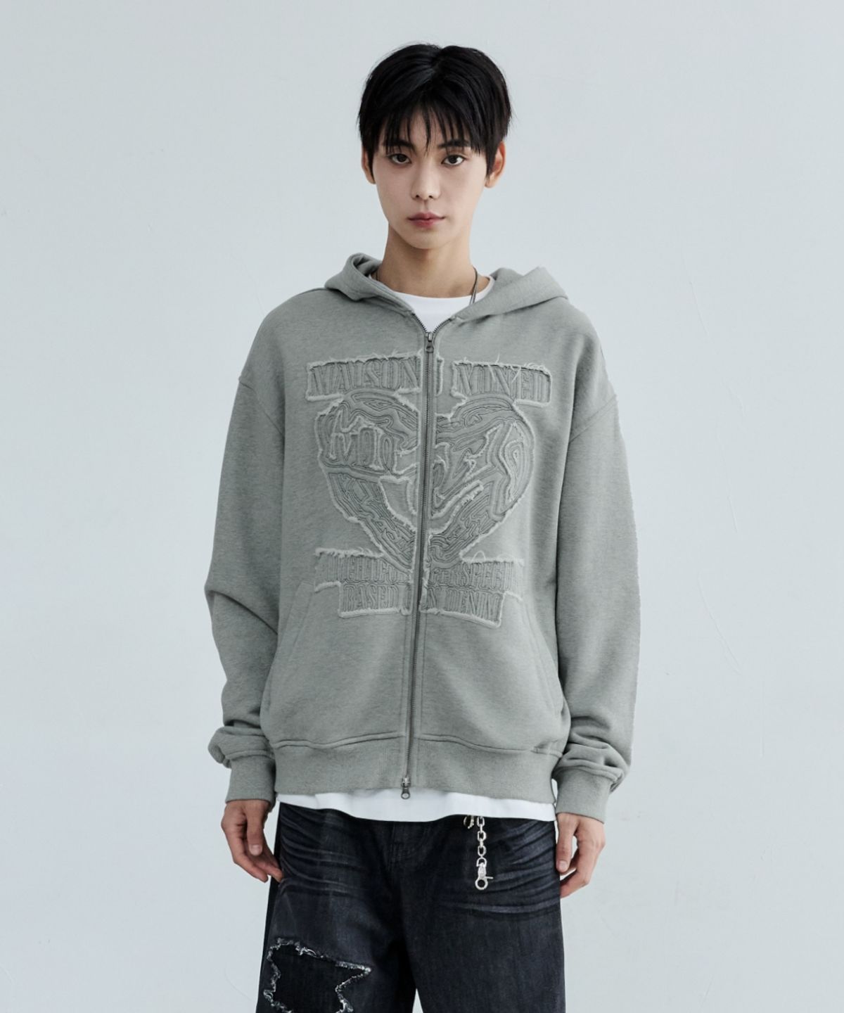 메종미네드(MAISON MINED) DOODLE HEART APPLIQUE HOOD ZIP UP MELANGE GRAY