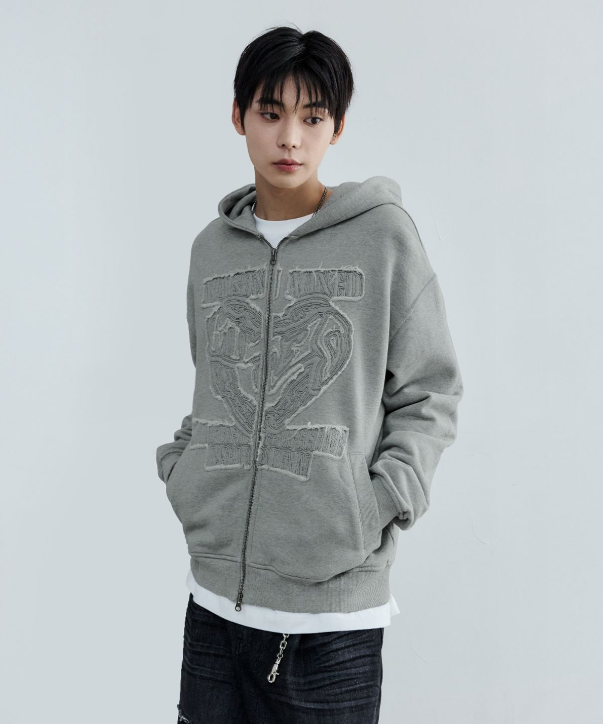 메종미네드(MAISON MINED) DOODLE HEART APPLIQUE HOOD ZIP UP MELANGE GRAY