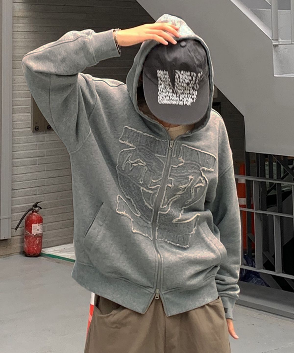 메종미네드(MAISON MINED) DOODLE HEART APPLIQUE HOOD ZIP UP MELANGE GRAY