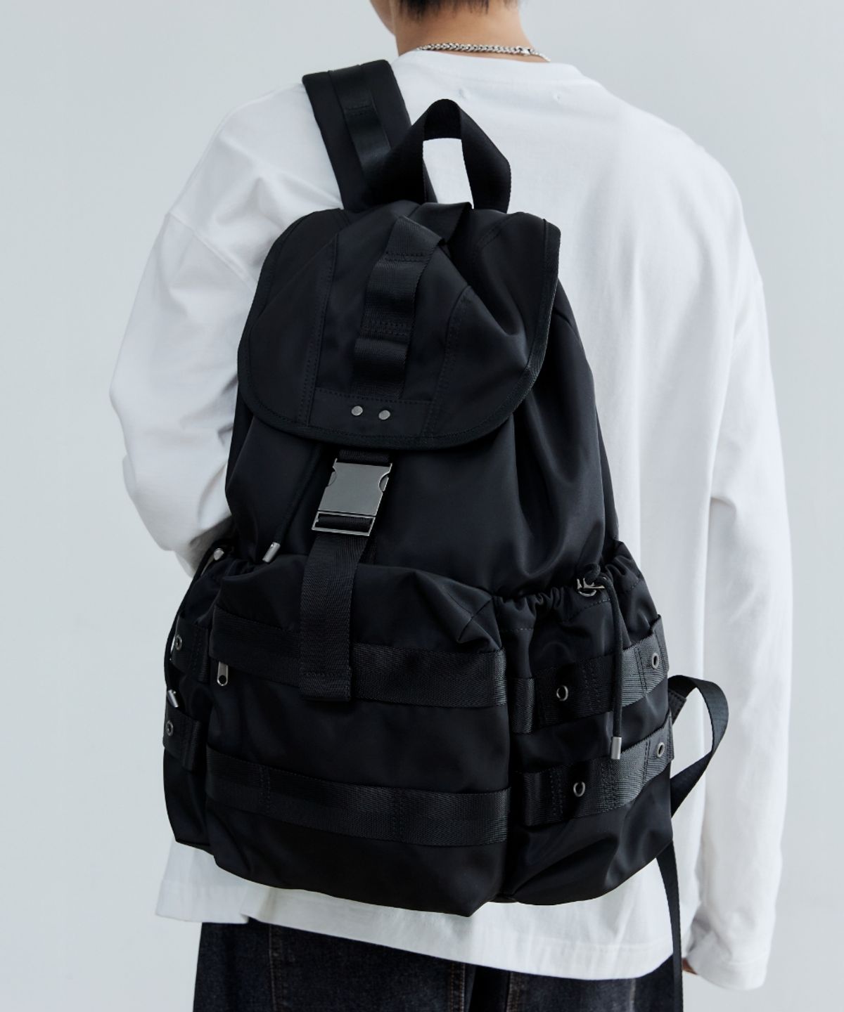 메종미네드(MAISON MINED) EYELET THREE-POCKET BUCKLE BACKPACK BLACK