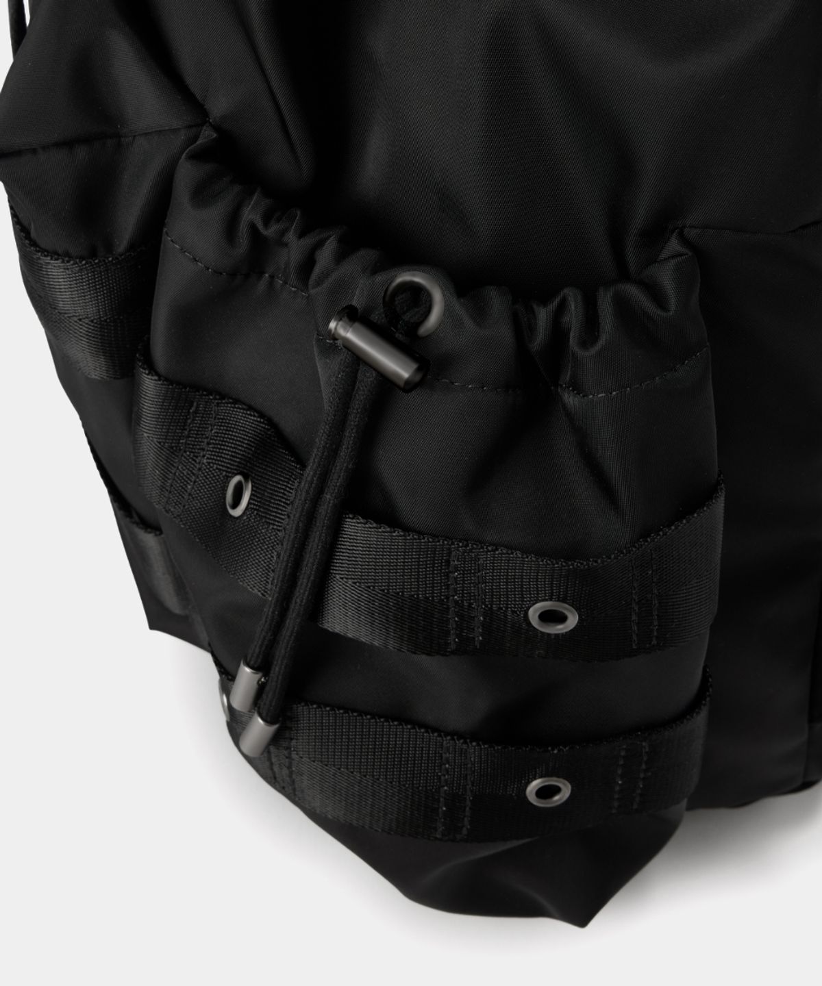 메종미네드(MAISON MINED) EYELET THREE-POCKET BUCKLE BACKPACK BLACK