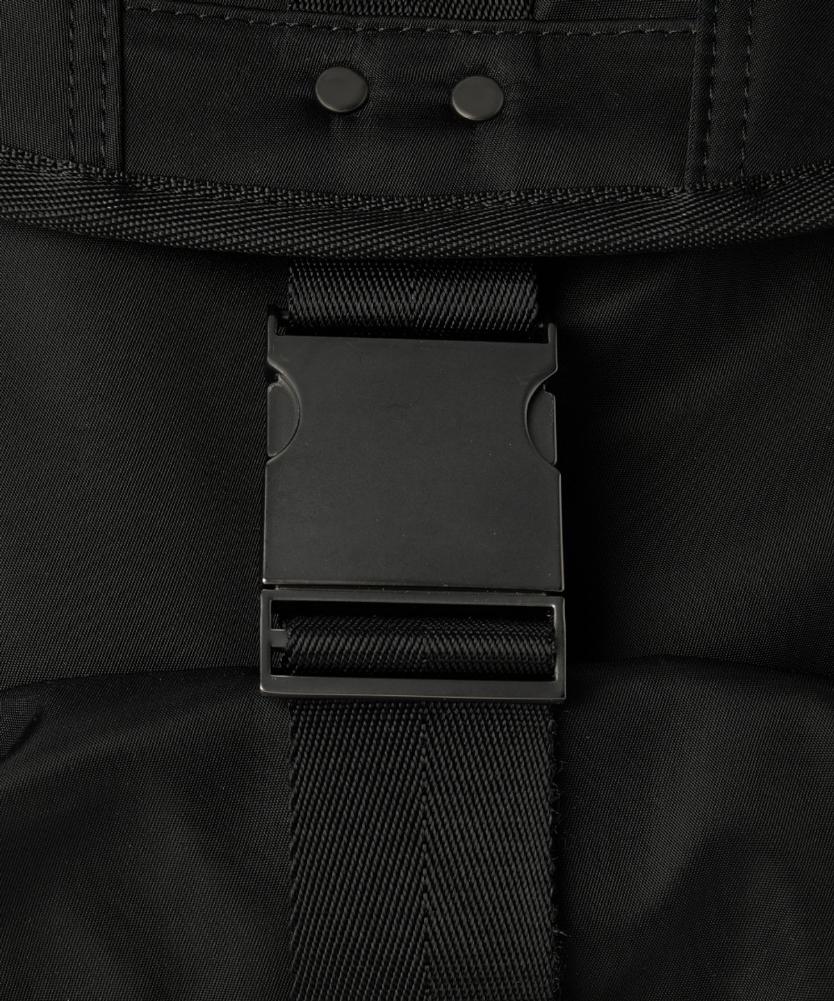 메종미네드(MAISON MINED) EYELET THREE-POCKET BUCKLE BACKPACK BLACK