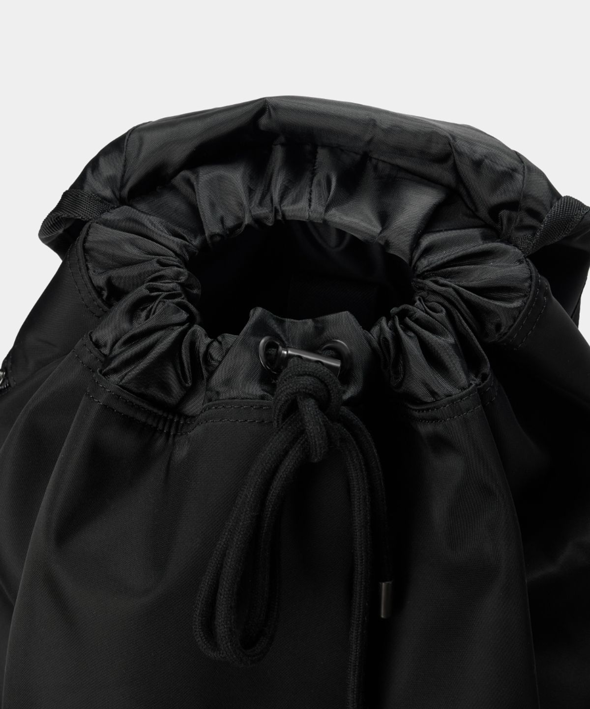 메종미네드(MAISON MINED) EYELET THREE-POCKET BUCKLE BACKPACK BLACK