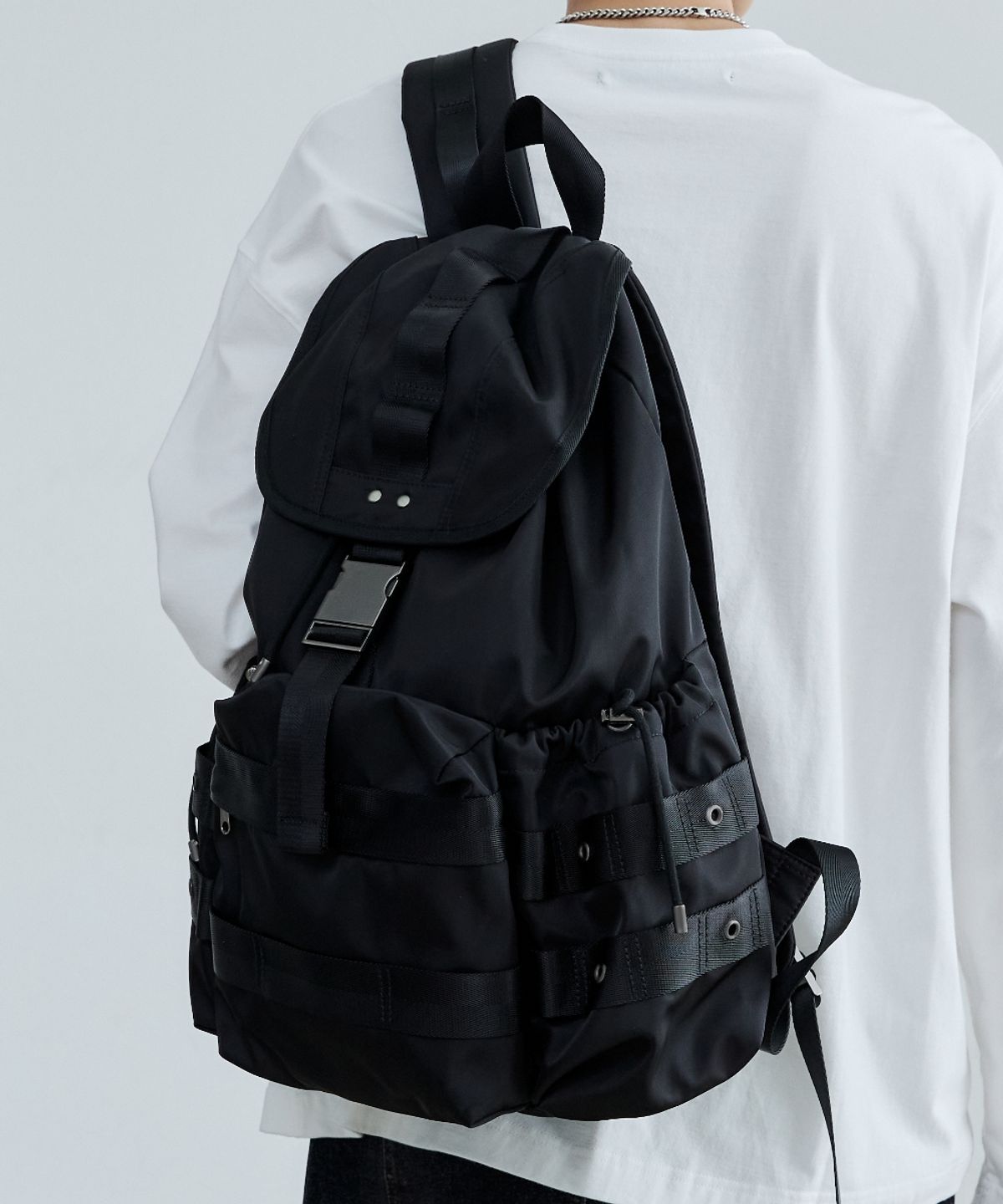 메종미네드(MAISON MINED) EYELET THREE-POCKET BUCKLE BACKPACK BLACK