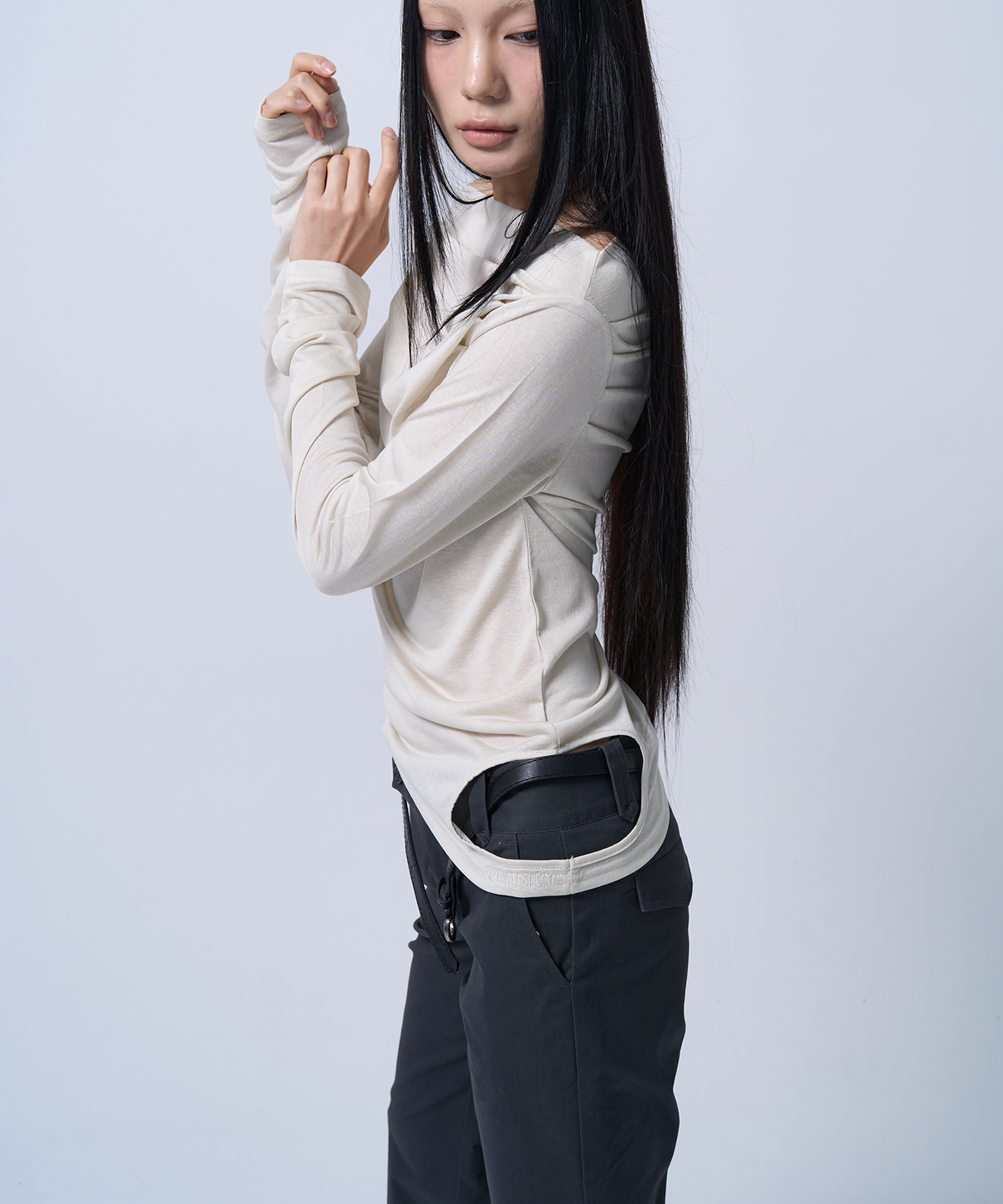 지제뮤지엄(ZIZEMUSEUM) LOW-RISE TWO BUTTON BOOTS CUT PANTS (CHARCOAL)