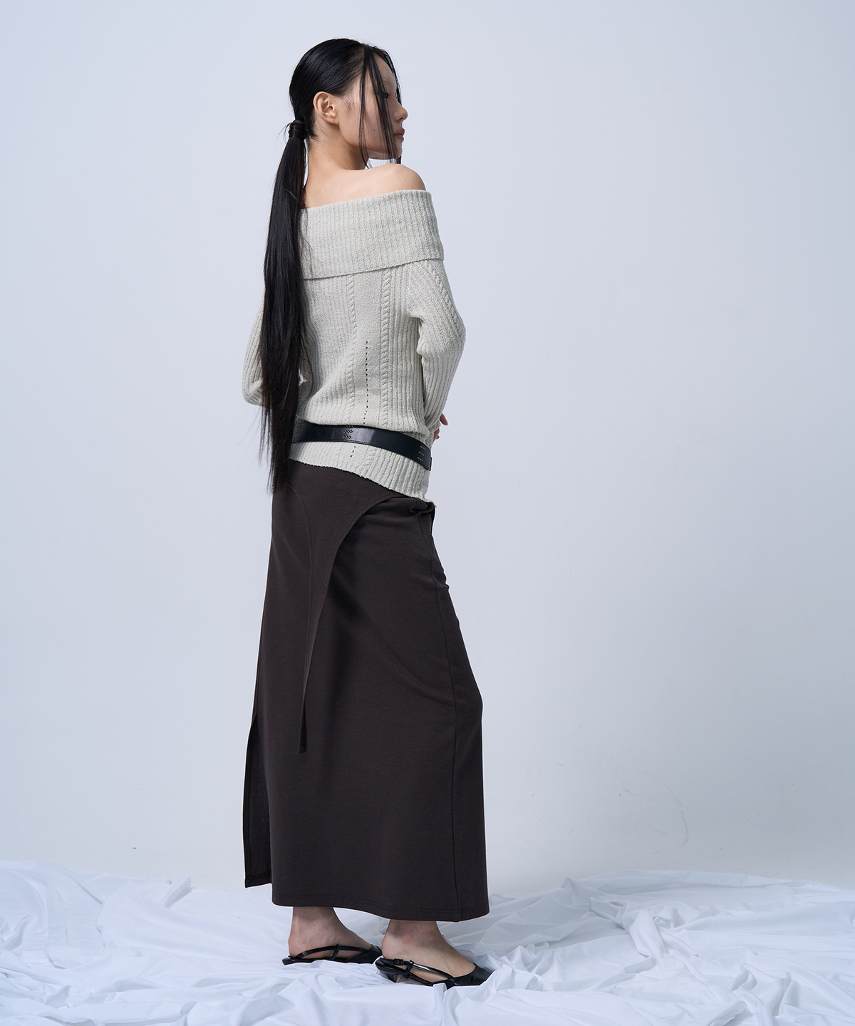지제뮤지엄(ZIZEMUSEUM) CUT-OUT MAXI LONG SKIRT (DEEP BROWN)