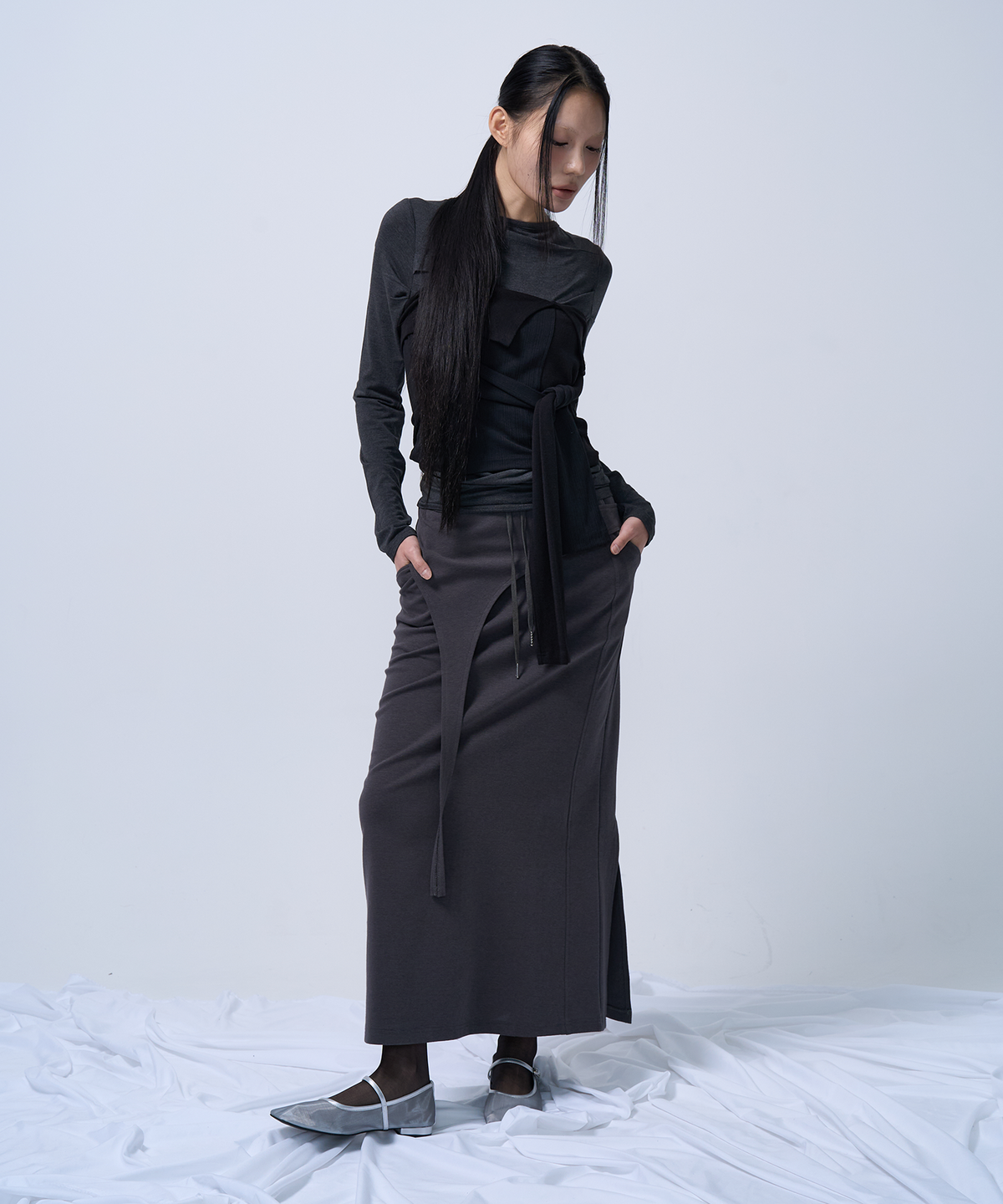 지제뮤지엄(ZIZEMUSEUM) CUT-OUT MAXI LONG SKIRT (CHARCOAL)