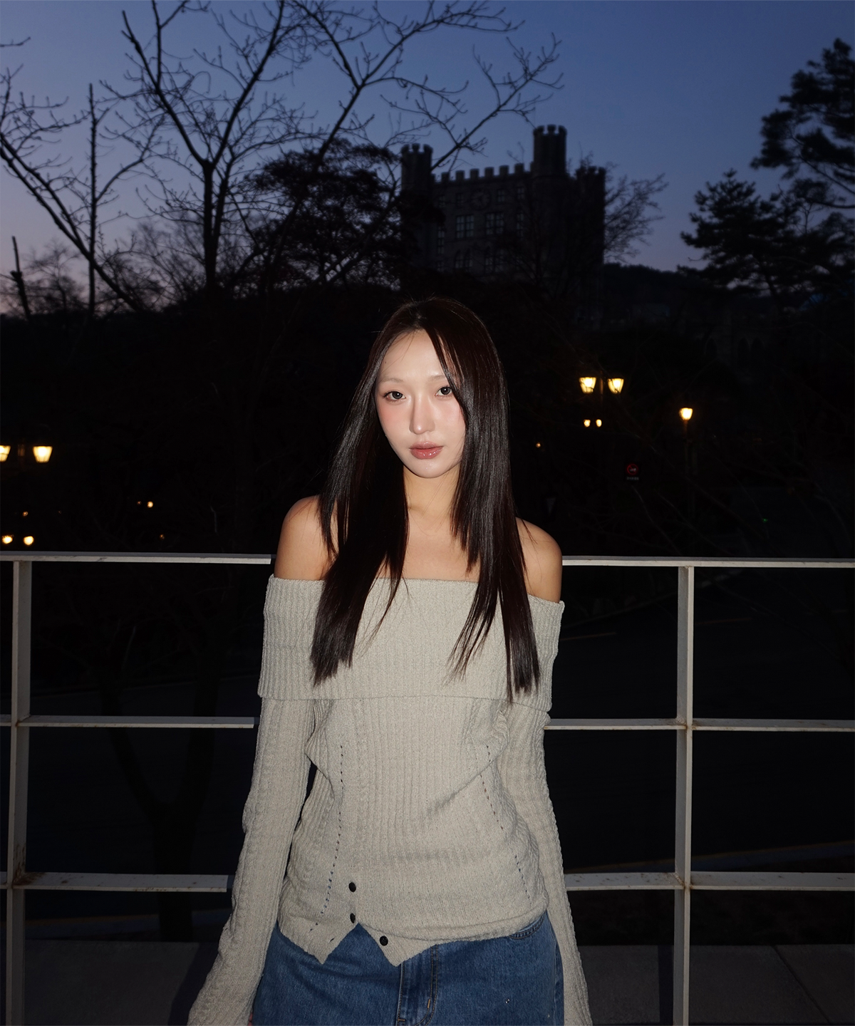 지제뮤지엄(ZIZEMUSEUM) RIBBED OFF-SHOULDER KNIT(ASH IVORY)