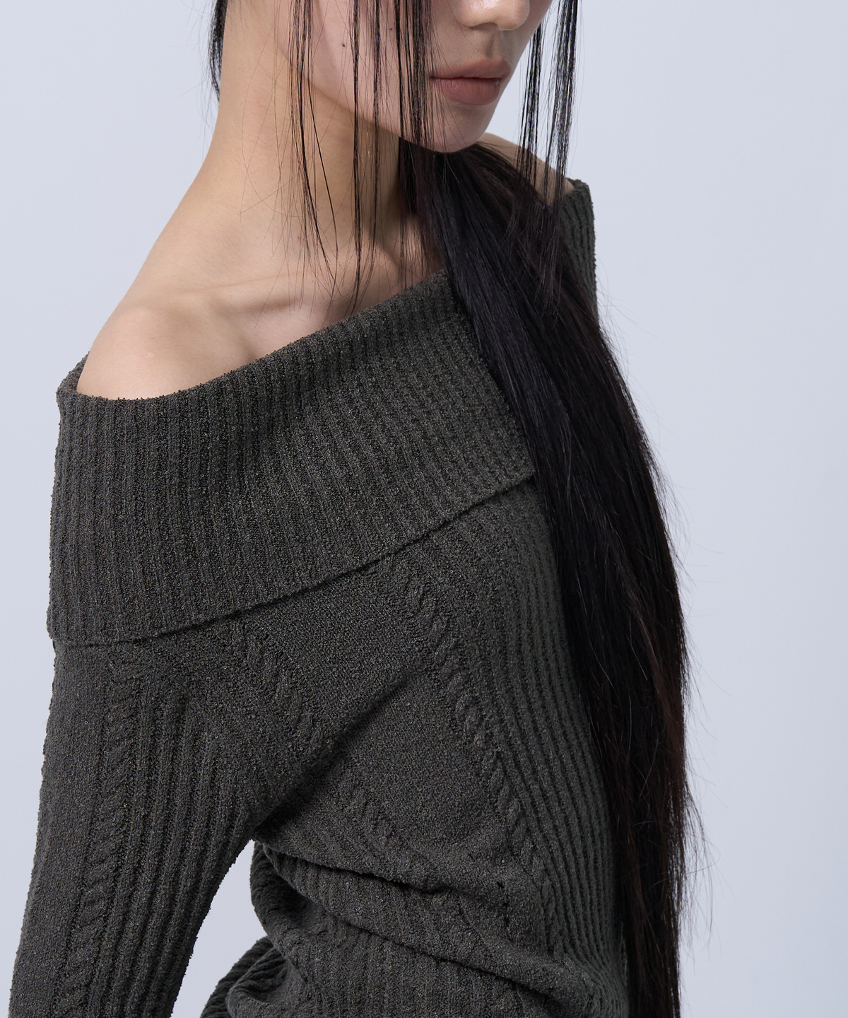 지제뮤지엄(ZIZEMUSEUM) RIBBED OFF-SHOULDER KNIT(CHARCOAL KHAKI)