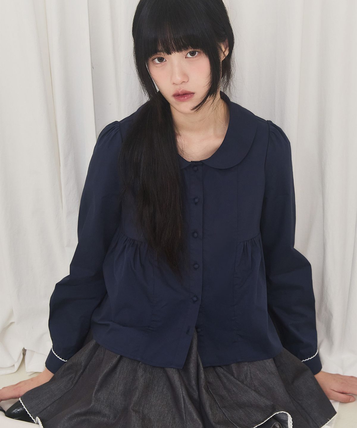 알키알카(ALKI ALKA) Round Collar Shirring Blouse (Navy)