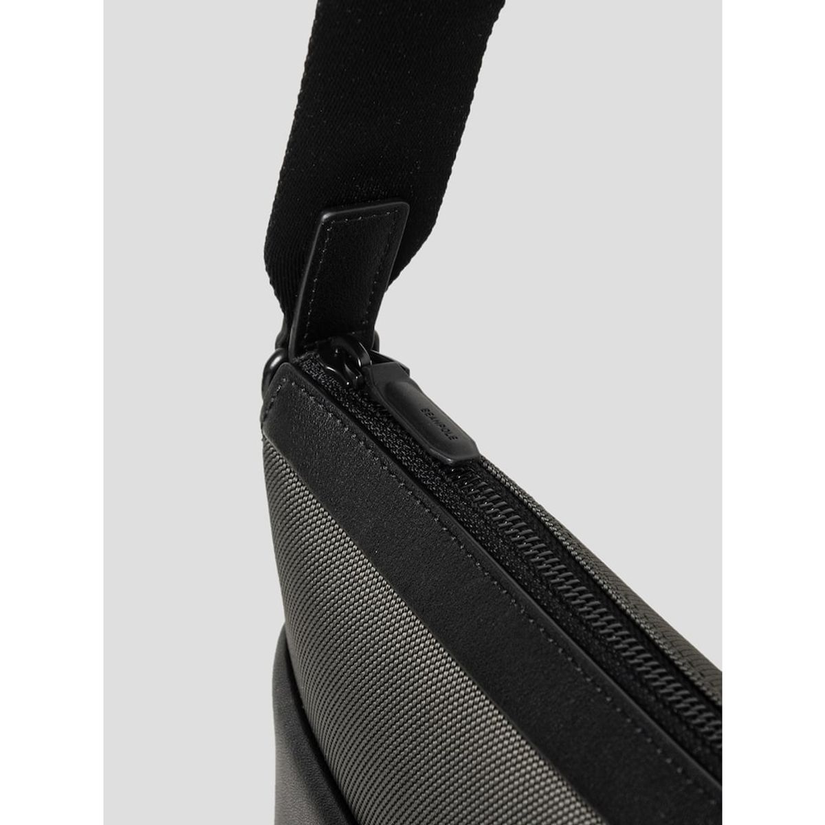 빈폴 액세서리(BEANPOLE ACCESSORY) 커뮤터 가로 메신저  - 그레이