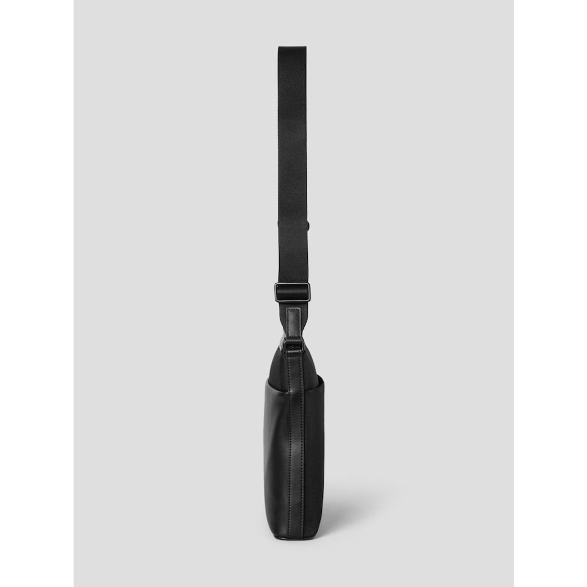 빈폴 액세서리(BEANPOLE ACCESSORY) 커뮤터 가로 메신저  - 블랙