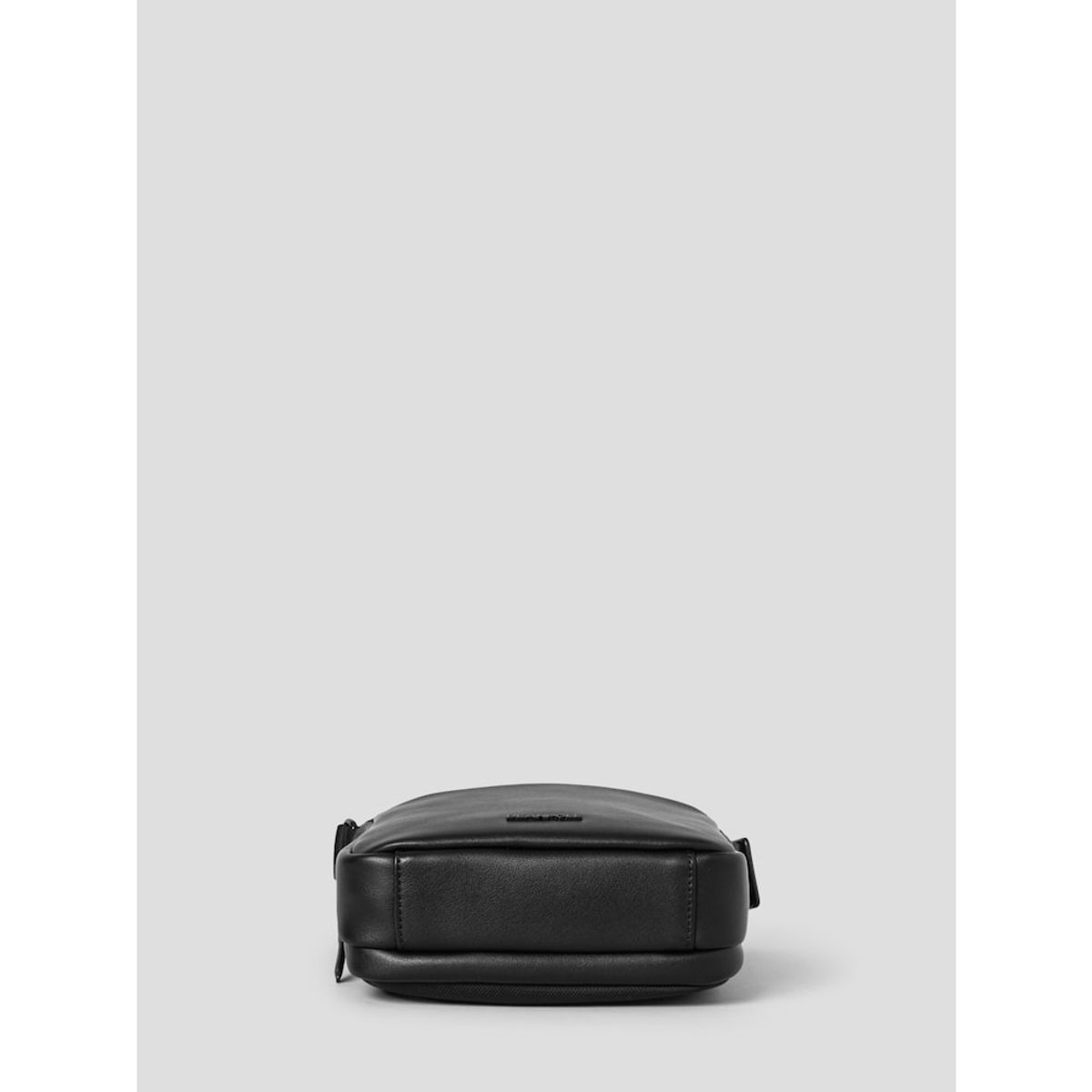 빈폴 액세서리(BEANPOLE ACCESSORY) 커뮤터 세로 메신저  - 블랙