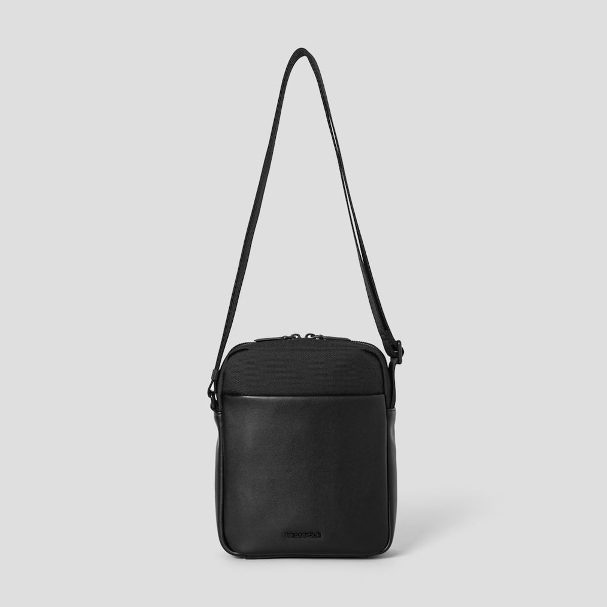 빈폴 액세서리(BEANPOLE ACCESSORY) 커뮤터 세로 메신저  - 블랙