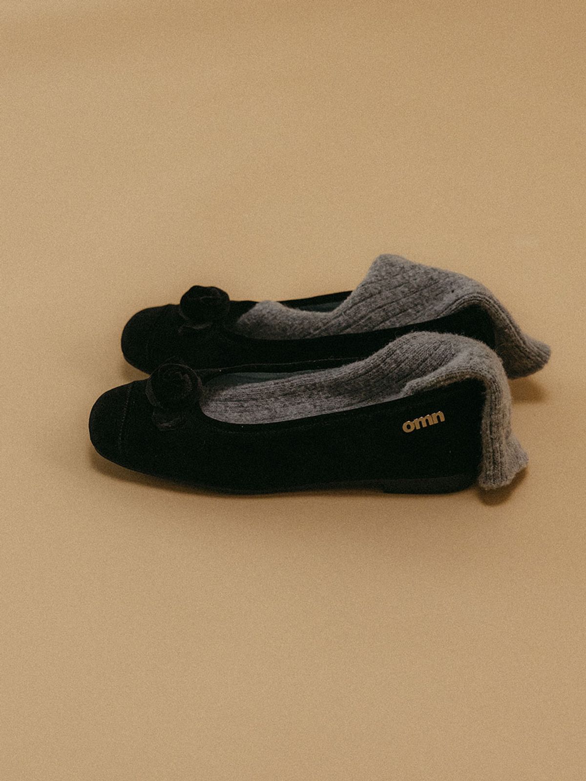 옴니포턴트(OMNIPOTENT) omn Rose Velvet Flat Shoes _Black