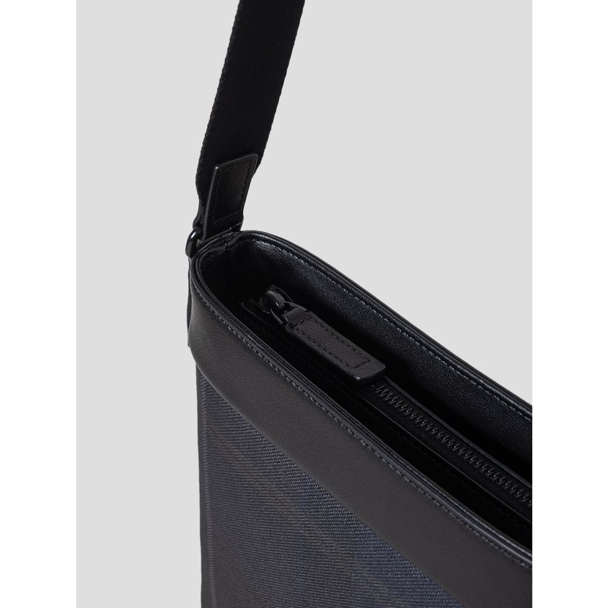 빈폴 액세서리(BEANPOLE ACCESSORY) 커뮤터 체크 세로 메신저  - 네이비