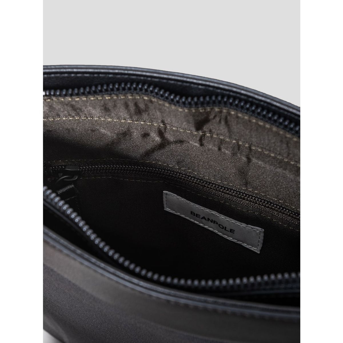 빈폴 액세서리(BEANPOLE ACCESSORY) 커뮤터 체크 세로 메신저  - 네이비