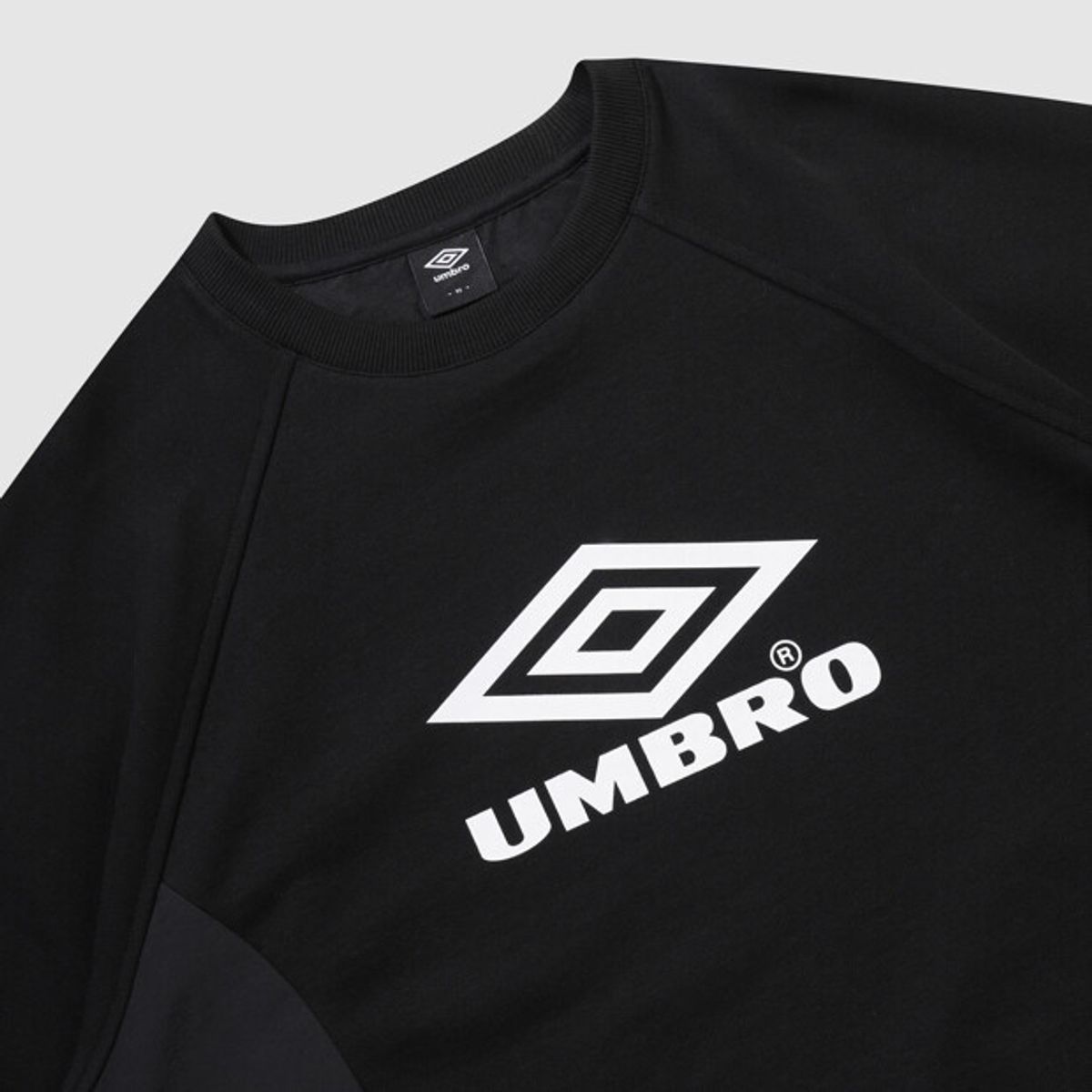 엄브로(UMBRO) HBL 하이브리드 니트 맨투맨 블랙(UQ321CFS97)