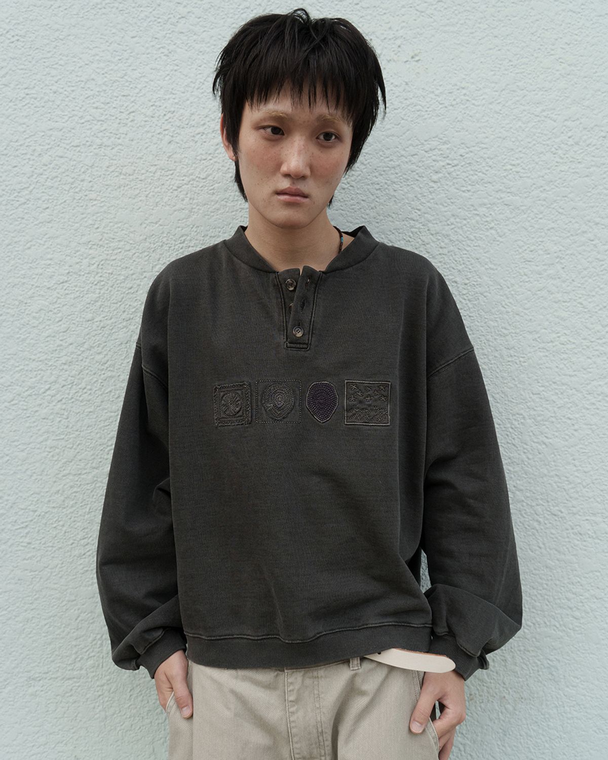 카락터(KARACTOR) Symbolic button sweatshirt / Dusty charcoal