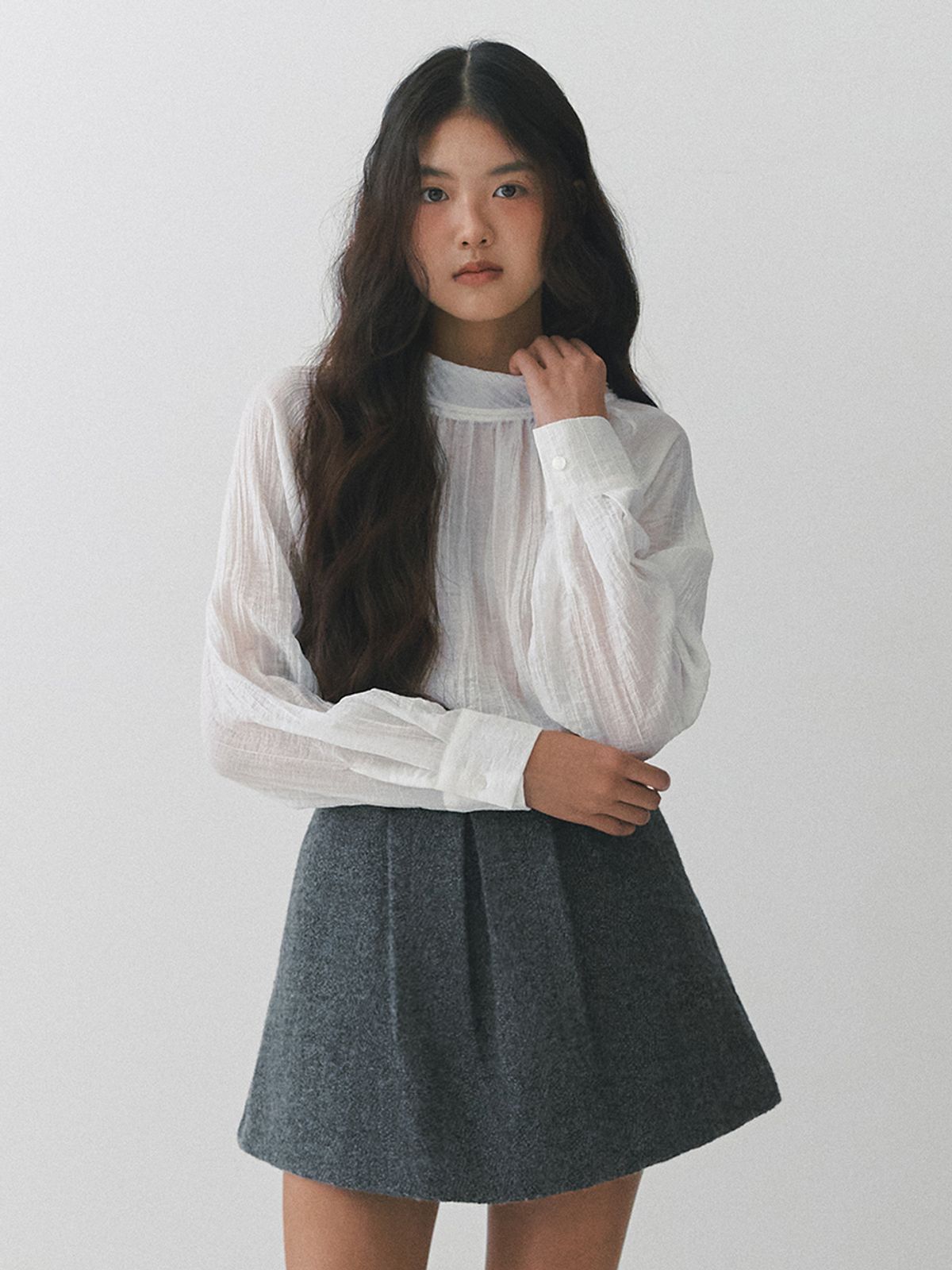 가니송(GANISONG) 페탈 플립 타이 블라우스_아이보리