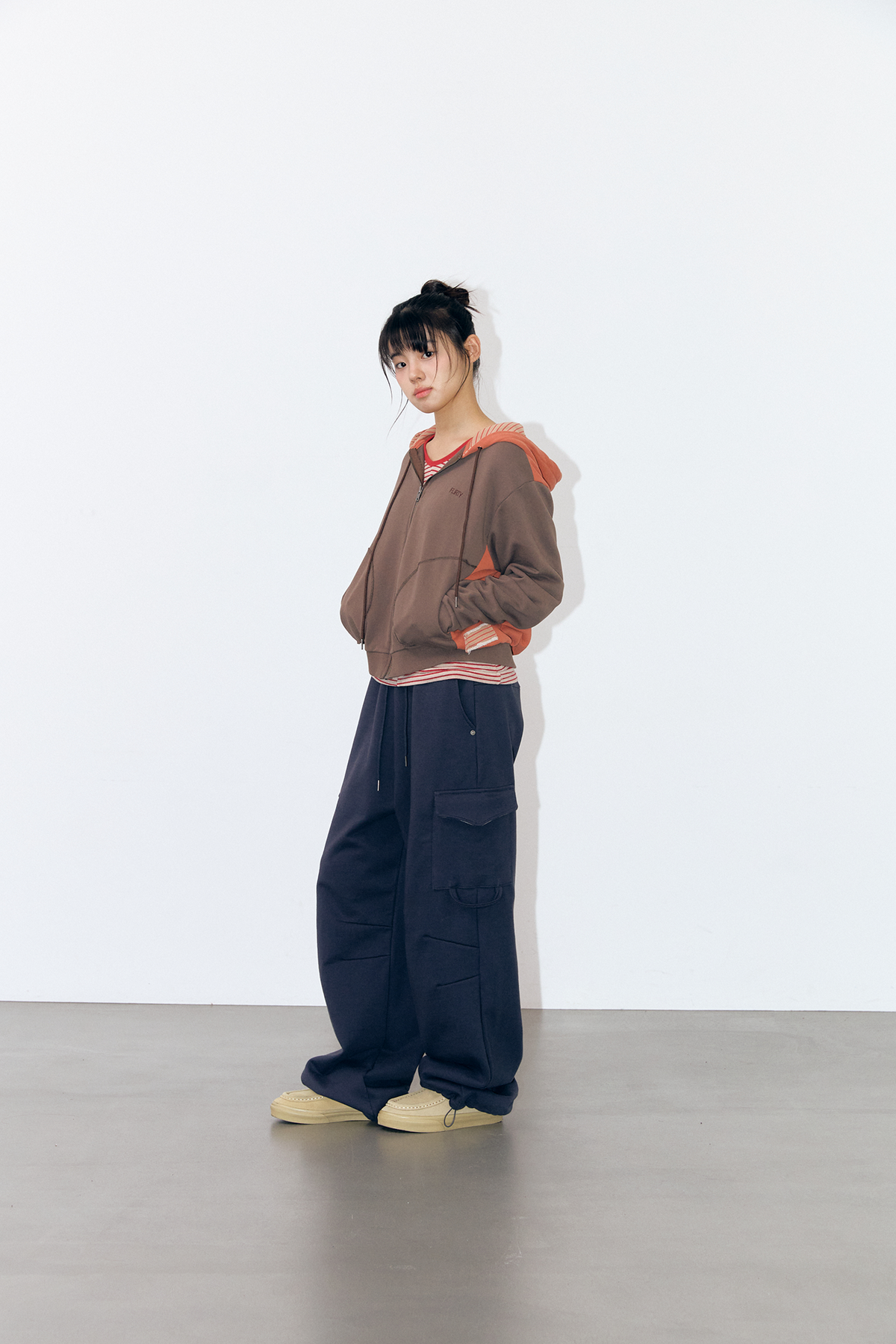 플러티(FLIRTY) 히든 헤비 카고 스웨트 팬츠 (Navy)