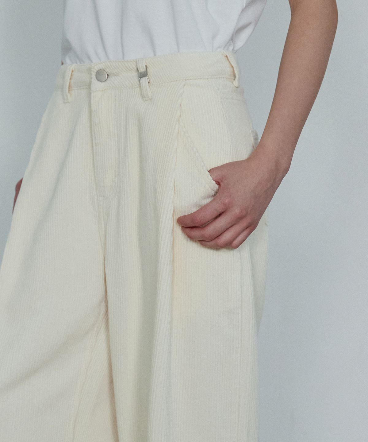 논앤논(NON AND NON) VERTICAL TUCK CORDUROY WIDE PANTS_NFPT5306