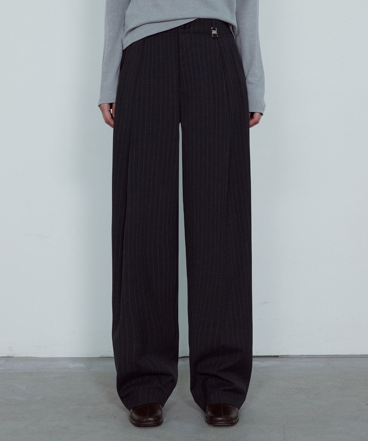 논앤논(NON AND NON) USS TAB STRIPE WIDE SLACKS_NFSL5304