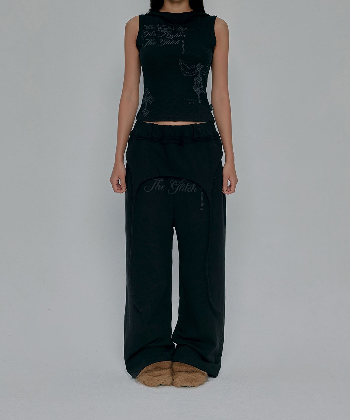 길라아카이브(GILAARCHIVE) OVERLAP SCRIPT SWEATPANTS_BLACK