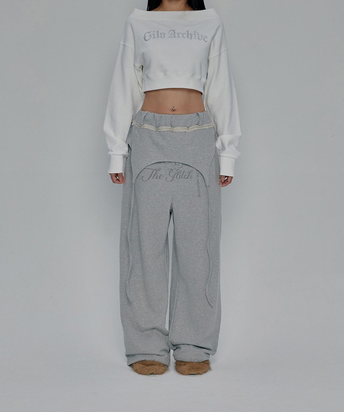 길라아카이브(GILAARCHIVE) OVERLAP SCRIPT SWEATPANTS_GREY