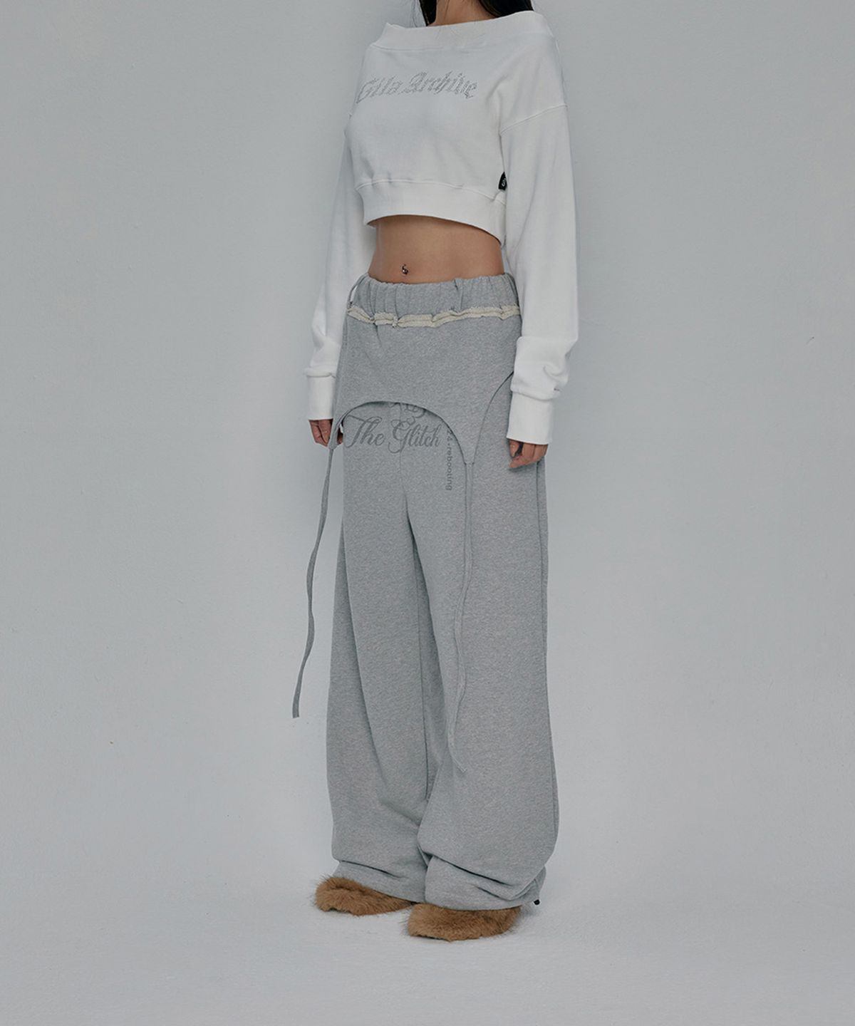 길라아카이브(GILAARCHIVE) OVERLAP SCRIPT SWEATPANTS_GREY