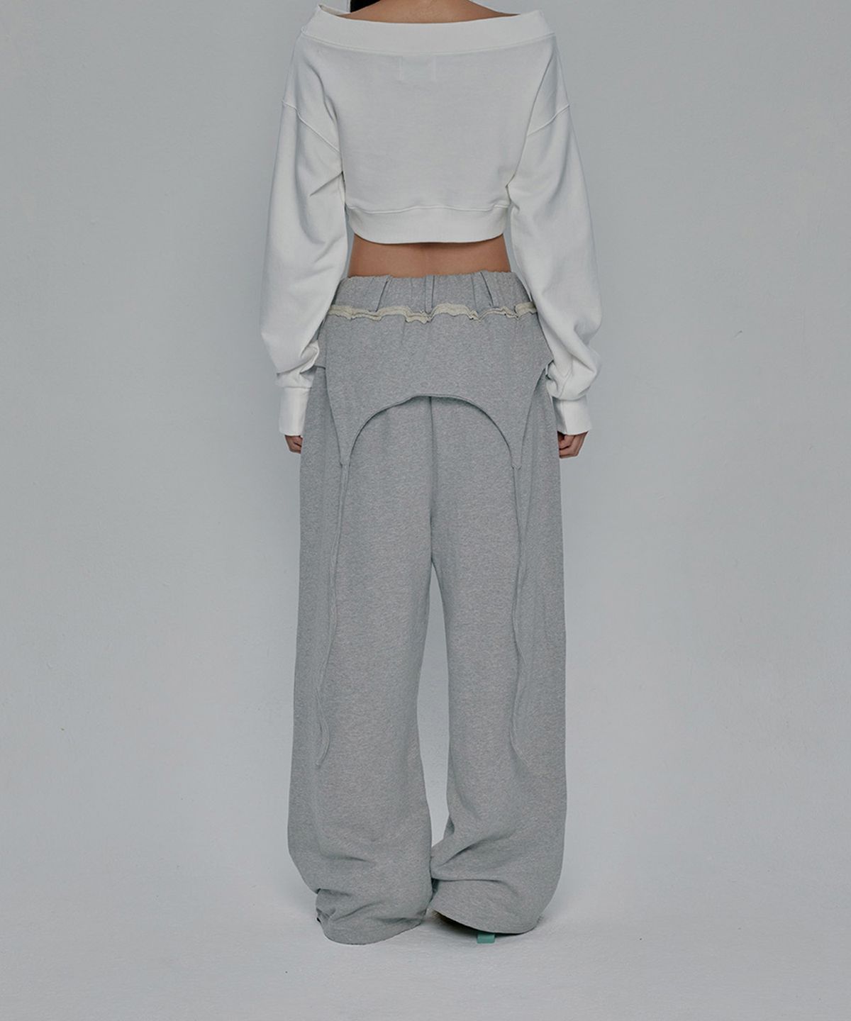 길라아카이브(GILAARCHIVE) OVERLAP SCRIPT SWEATPANTS_GREY