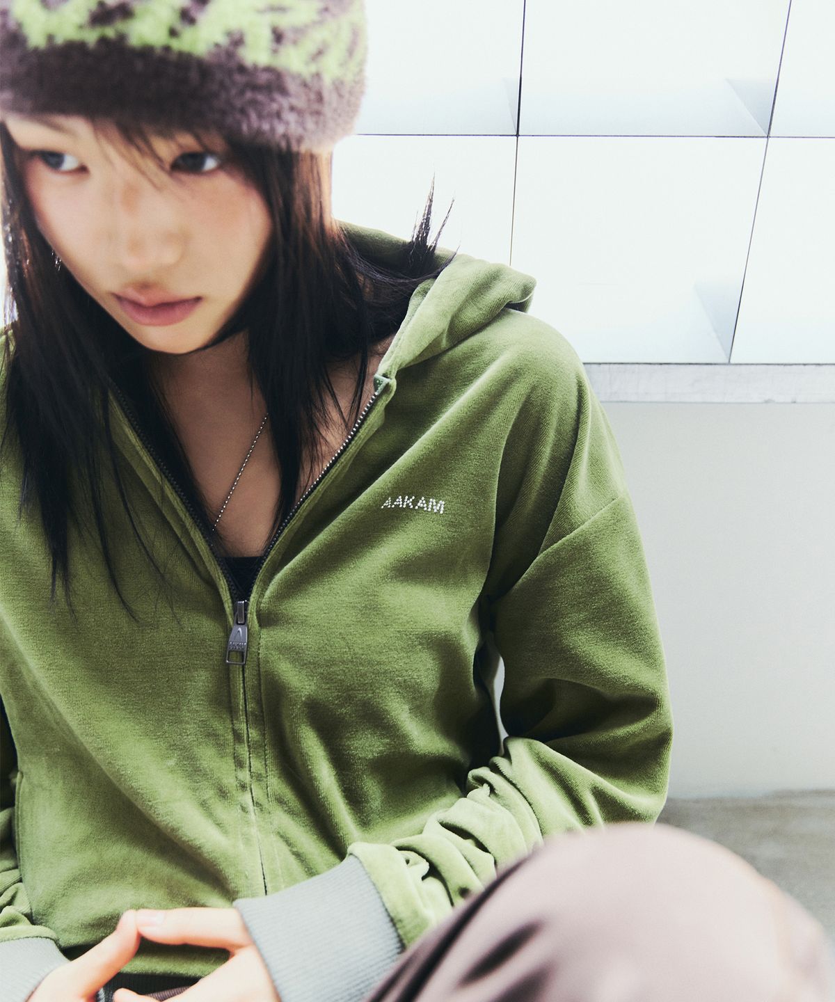 아캄(AAKAM) Rhinestone Velour Zip-Up Hoodie (Green)