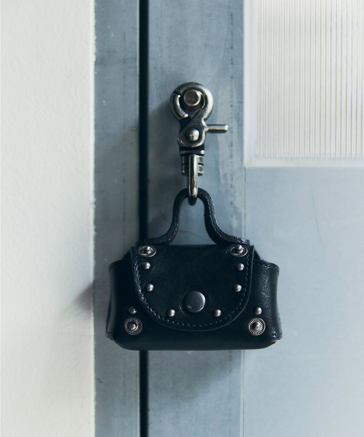 아캄(AAKAM) Studded Leather PODS Case (Black)