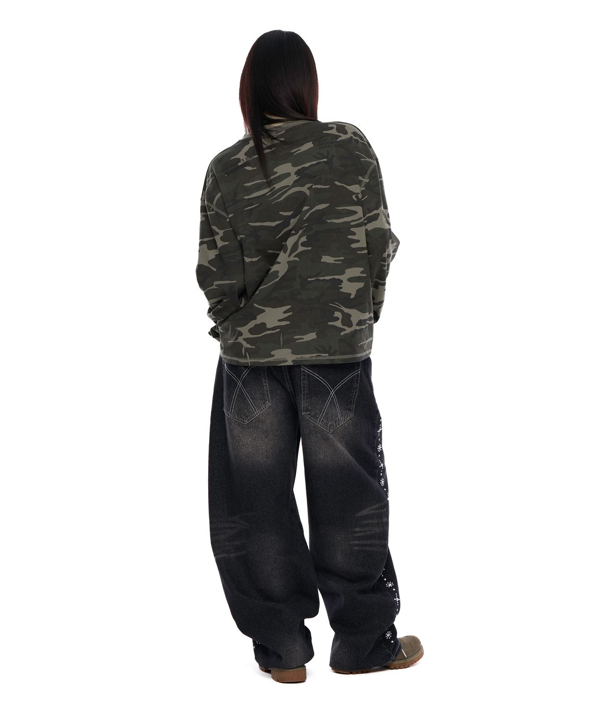 아캄(AAKAM) Typography Long Sleeve (Camo)