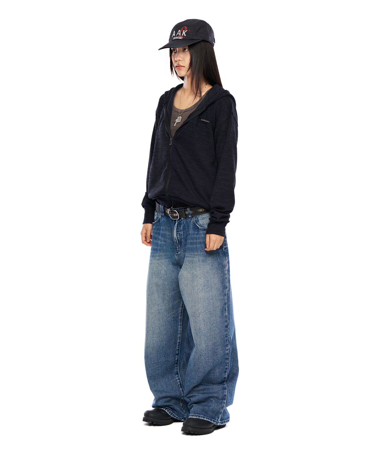 아캄(AAKAM) Back Studded Denim Pants (Blue)