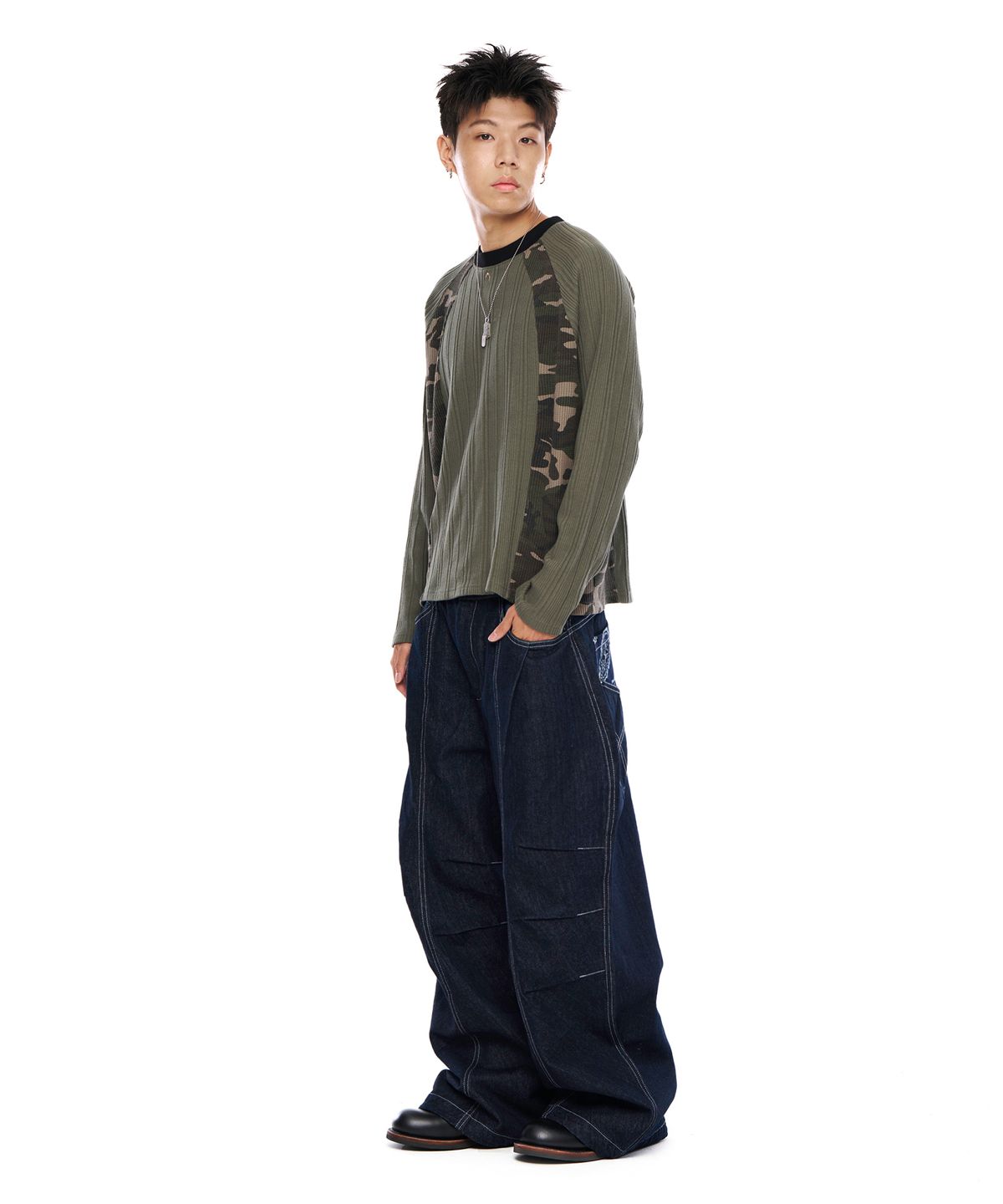 아캄(AAKAM) Knee Pin-Tuck Paisley Denim Pants (Blue)