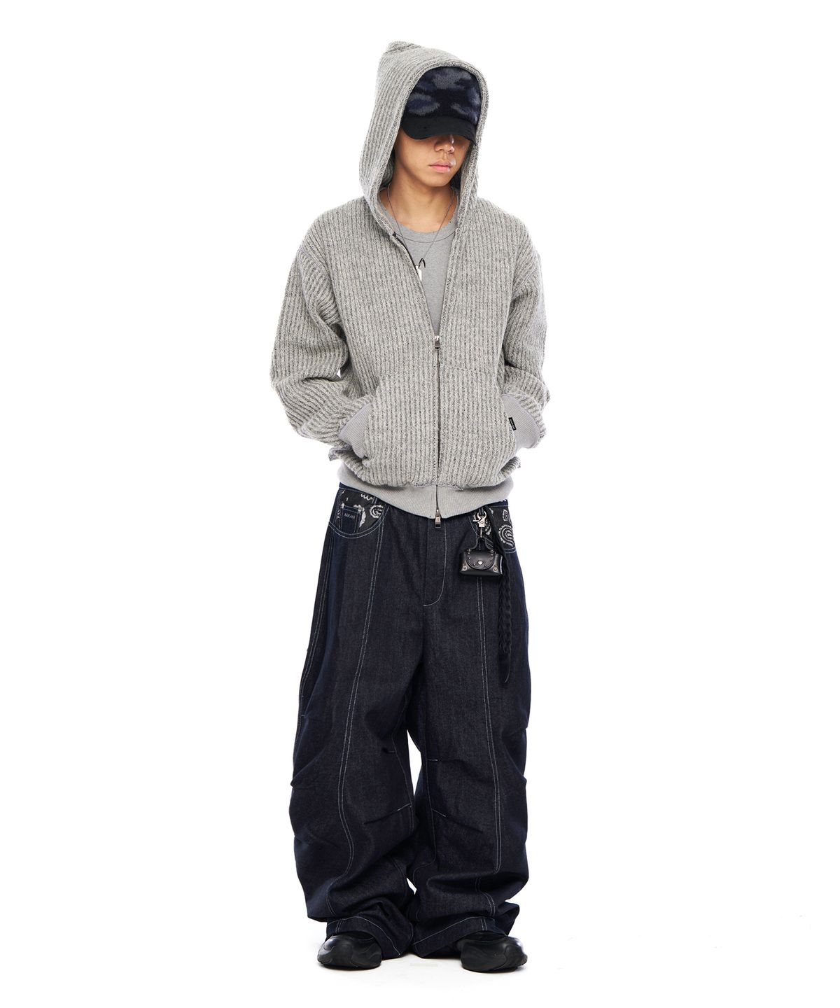 아캄(AAKAM) Knee Pin-Tuck Paisley Denim Pants (Black)