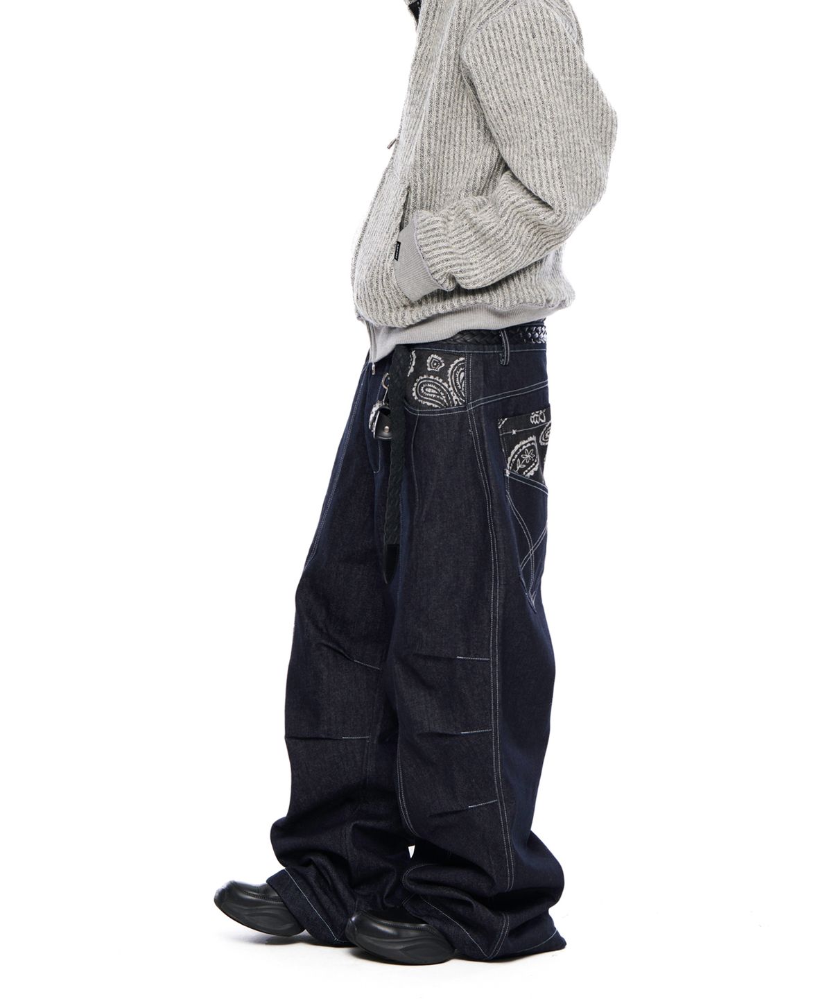 아캄(AAKAM) Knee Pin-Tuck Paisley Denim Pants (Black)